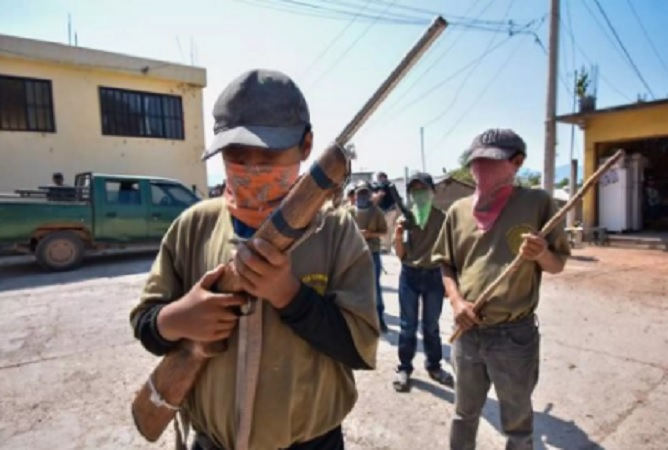 Niños se unen a la policía comunitaria en Guerrero como autodefensas 
